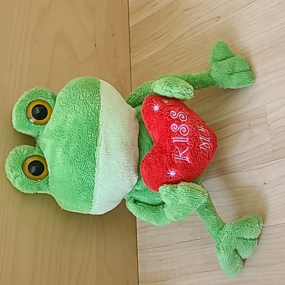 Plush Green Fat Frog With Red Kiss Me Heart Animal Adventure Inc Height 8"